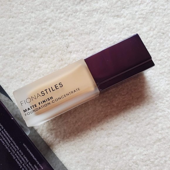 Fiona Stiles Matte Finish Foundation "Shade 08" - Picture 3 of 3